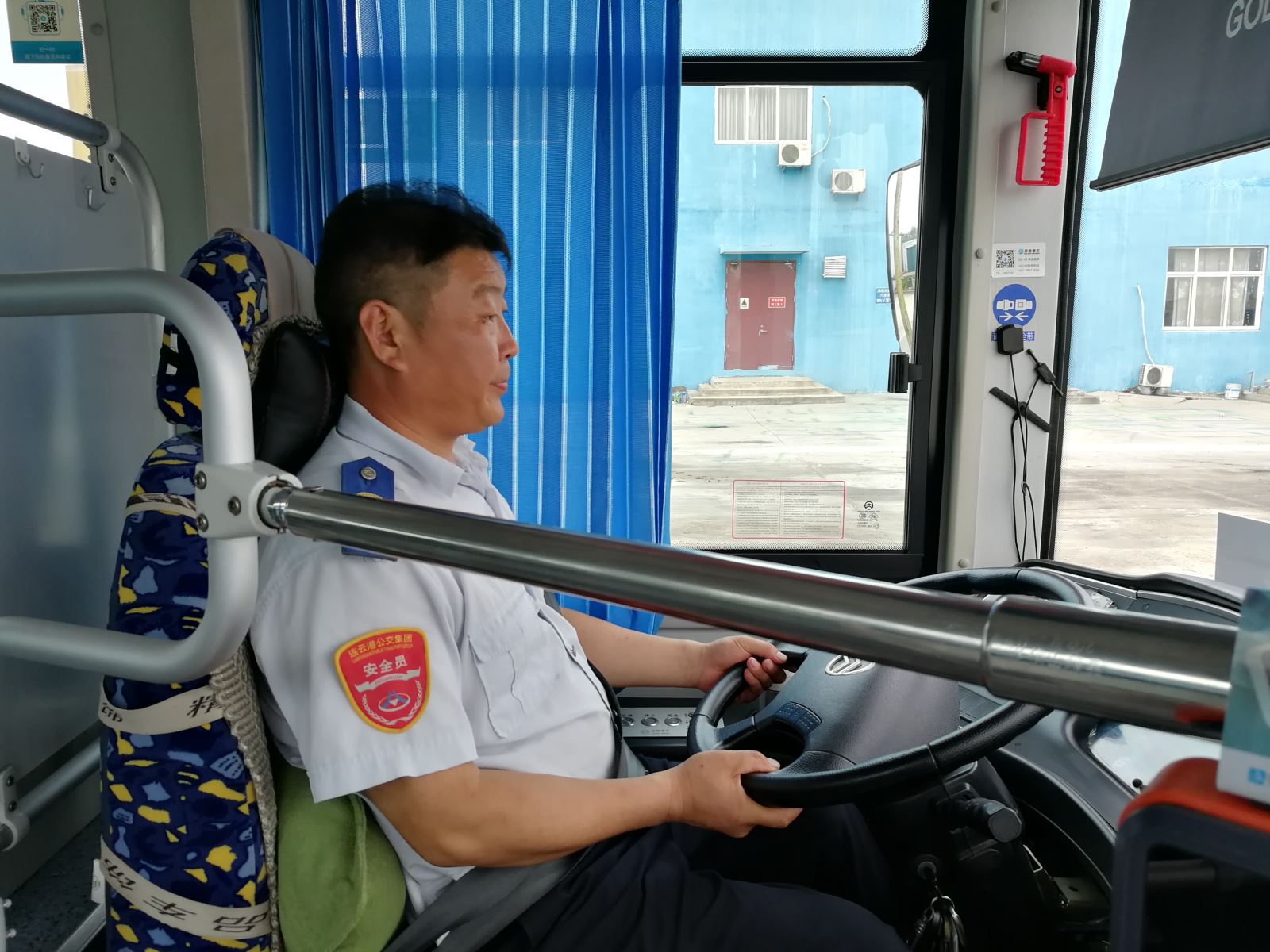 公交集团公交事业一部驾驶员赵海军送还乘客手机受表扬
